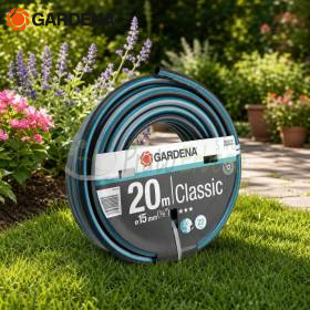 Manguera de jardín Gardena Classic de 20 m y 15 mm enrollada sobre césped