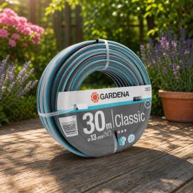 Tuyau d’arrosage Gardena Classic 30 m diamètre 13 mm enroulé sur pelouse de jardin