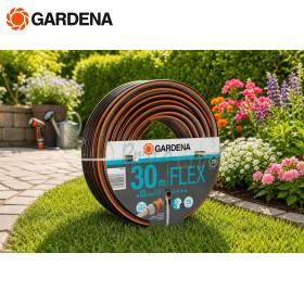 Gardena 30 m Flex Gartenschlauch 13 mm auf Rasen im Garten