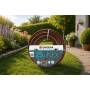 Gardena FLEX Gartenschlauch 25 m, 15 mm, aufgerollt im Garten neben Wasserhahn
