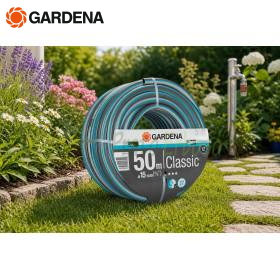 Tuyau d'arrosage Gardena Classic 50 m diamètre 15 mm enroulé dans un jardin fleuri