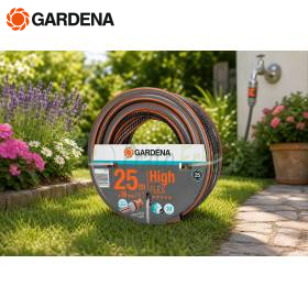 Furtun de grădină Gardena HighFLEX 19 mm, rolă 25 m, pe gazon lângă flori