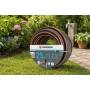 Tubo da giardino Gardena FLEX 25 m diametro 19 mm arrotolato su prato con sfondo giardino