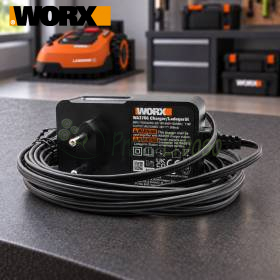 Fuente de alimentación Worx WA3766 de 20 V con cable enrollado sobre banco de trabajo