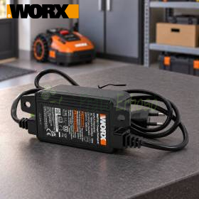 Sursă de alimentare WORX WA3755.1 20V cu cablu, pe banc de lucru în atelier