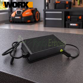 Furnizim me energji WA3796 28V, adapter i zi me kabllo mbi tavolinë pune