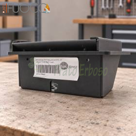 Brasero noir en métal pour poêle à granulés 12 kW posé sur un établi