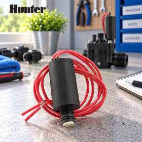 Solenoide de 24 V con cables rojos para válvula de riego sobre banco de trabajo