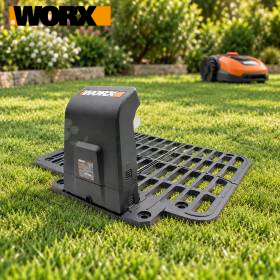 Base di ricarica taglia S per robot rasaerba Worx Landroid su prato verde Base di ricarica taglia S per robot rasaerba Worx Landroid su prato verde