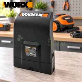 Torre de carga WORX WA4002.1 negra sobre banco de trabajo en taller