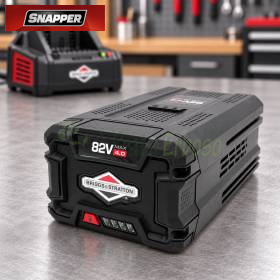 Batería de litio Briggs & Stratton 82V Max 4 Ah con cargador al fondo en banco de taller