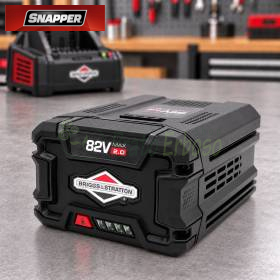 Batería de litio Briggs & Stratton 82 V 2 Ah sobre banco de taller con cargador al fondo
