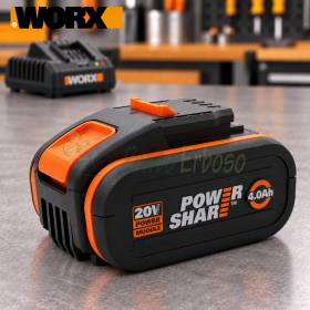 Batería de litio WORX WA3644 de 20 V y 4 Ah sobre banco de trabajo con cargador al fondo