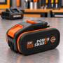 WORX WA3644 20V 4Ah Lithium-Batterie auf Werkbank mit Ladegerät im Hintergrund