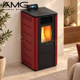 Burgunderroter Basic Steel Pelletofen 8,7 kW mit Sichtfenster und Flamme im modernen Wohnzimmer