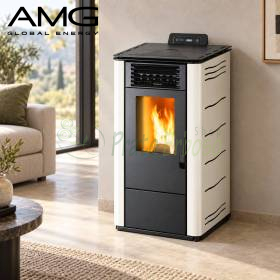 Stufa a pellet bianca Basic Steel 8,7 kW con fiamma visibile in soggiorno moderno
