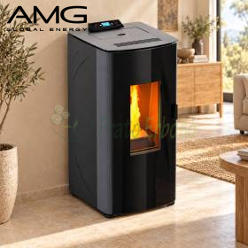 Stufa a pellet Idro DD grigia 18 kW con fiamma visibile in soggiorno moderno
