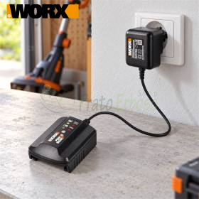 Worx WA3760 20V Akkuladegerät mit Netzteil an Steckdose auf Werkbank